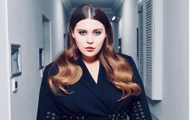 Гейша з кристалами на обличчі: солістка KAZKA схвилювала яскравим чином