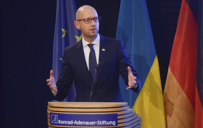 Яценюк в Берлине рассказал, как Украина защищает границы
