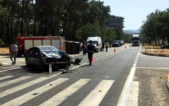В Турции микроавтобус столкнулся с автомобилем, погибли четверо туристов