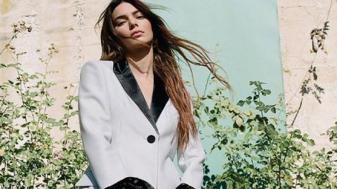 Жилет на голое тело и широкие брюки: Кендалл Дженнер восхитила новым стильным нарядом