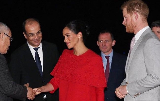 Меган Маркл в розкішній червоній сукні прилетіла в Марокко