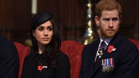 Обворожительна: Меган Маркл в стильном пальто и необычной шляпке показала идеальный образ