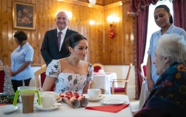 В облегающем платье и на каблуках: Меган Маркл посетила дом престарелых