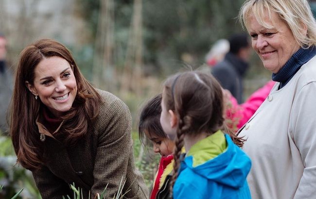Скромне пальто і джинси: Кейт Міддлтон відвідала громадський сад