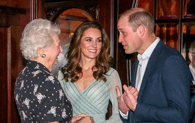 Чарівний бармен: Кейт Міддлтон в сукні з люрексу розливала пиво в пабі Ірландії