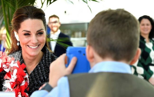 Кейт Міддлтон ледь втримала міні-спідницю під поривами вітру, показавши всім стрункі ніжки