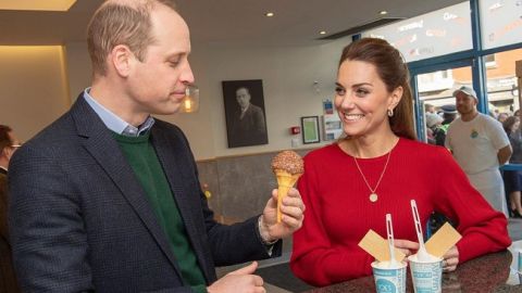 Кейт Миддлтон показала образ ко дню святого Валентина в шарфе с сердечками и красном платье