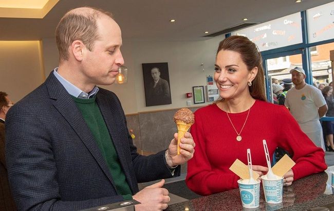 Кейт Миддлтон показала образ ко дню святого Валентина в шарфе с сердечками и красном платье