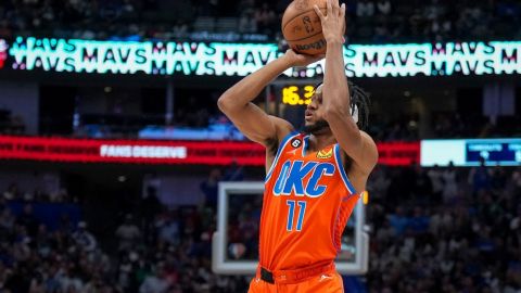 Оборонець "Оклахоми" у відриві запустив шалену "ракету" однією рукою: момент дня в НБА
