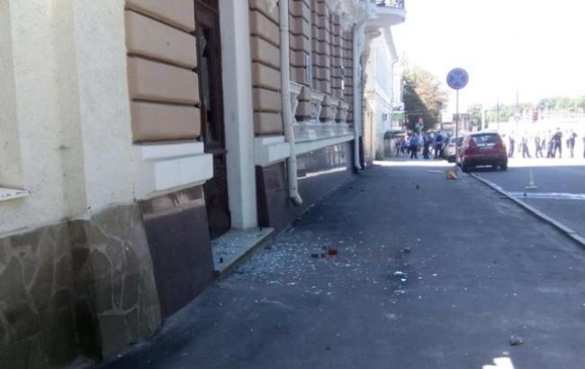 Харьковский офис Оппоблока обстреливают и забрасывают дымовыми шашками