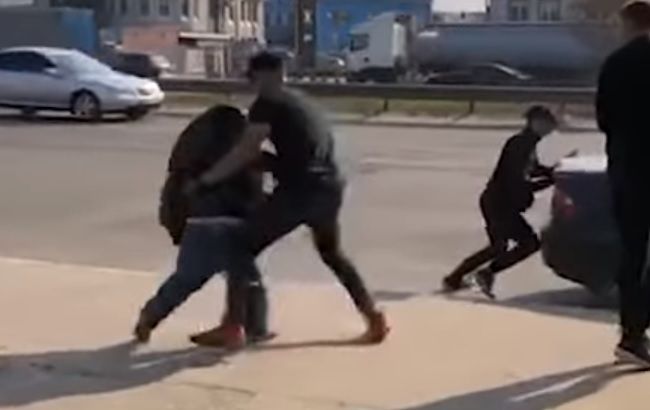 Похищение под Киевом: мужчине надели пакет на голову и увезли на BMW (видео)