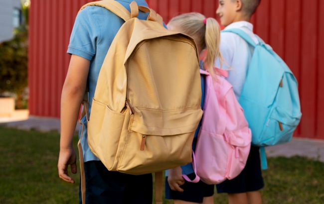 Ортопед объяснил, как подобрать рюкзак школьнику, чтобы не было сколиоза