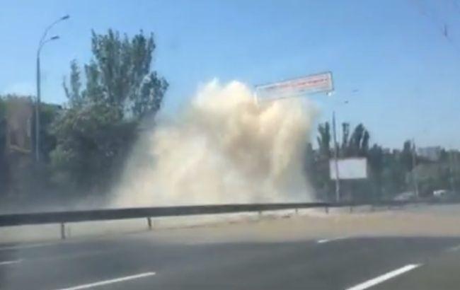 На Дружби Народів прорвало трубу (відео)