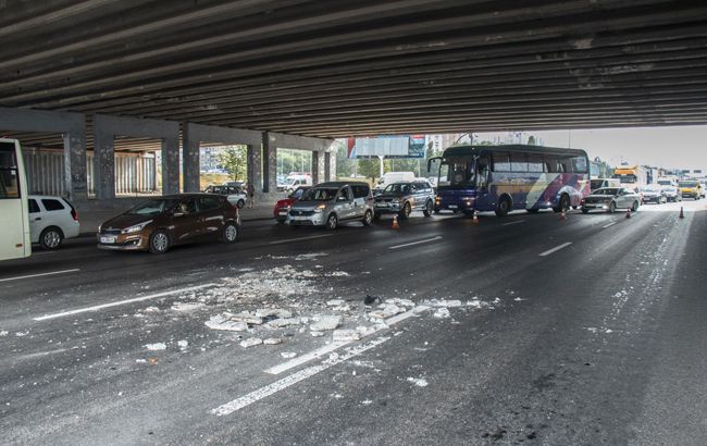 У Києві шматок мосту впав на автомобіль
