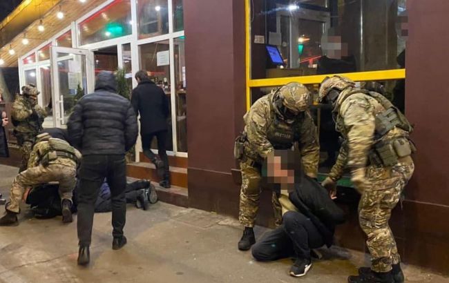Похищали людей и вымогали деньги: в Украине задержана международная банда