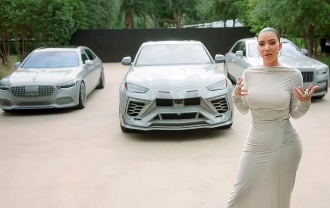 Под цвет стен дома: Ким Кардашьян показала свои новые роскошные автомобили