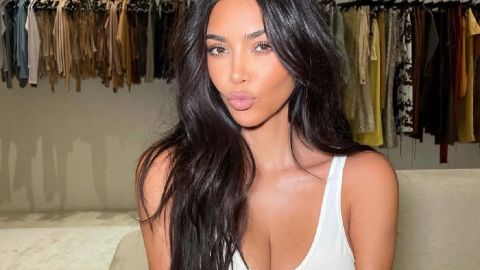 Фигура мечты: Ким Кардашьян покорила формами в "невидимом" купальнике