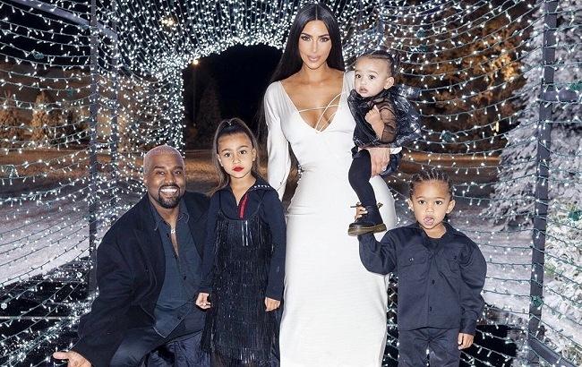 Ким Кардашьян снялась в рождественской фотосессии с мужем и детьми