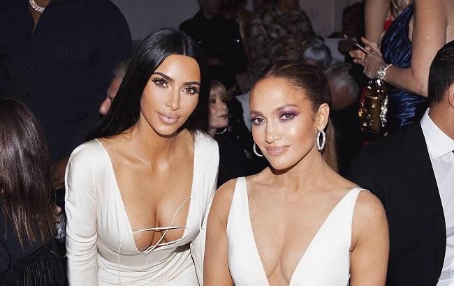 С горки в вечерних платьях: семейство Кардашьян поразило сеть зимними забавами