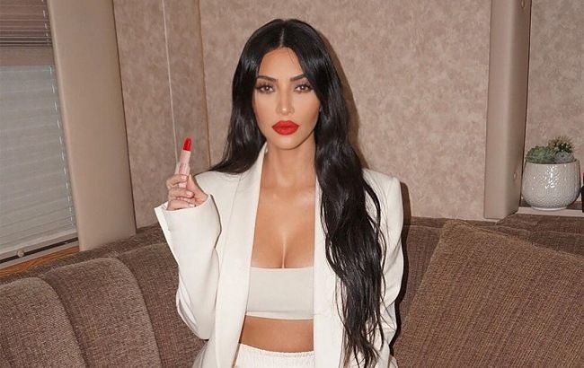 У кроп-топі і довгій спідниці: Кім Кардашьян підкреслила тонку талію стильним вбранням