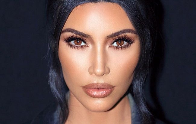 Кришталева дівчина: Кім Кардашян захоплює стрункою фігурою в латексному платті