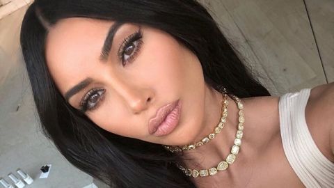 У дірявому одязі і з сумками Chanel: Кім Кардашян здивувала несподіваним постом