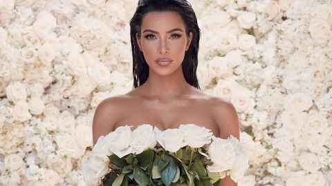 Словно жених и невеста: Ким Кардашьян вышла в свет в роскошном платье и под руку с мужем