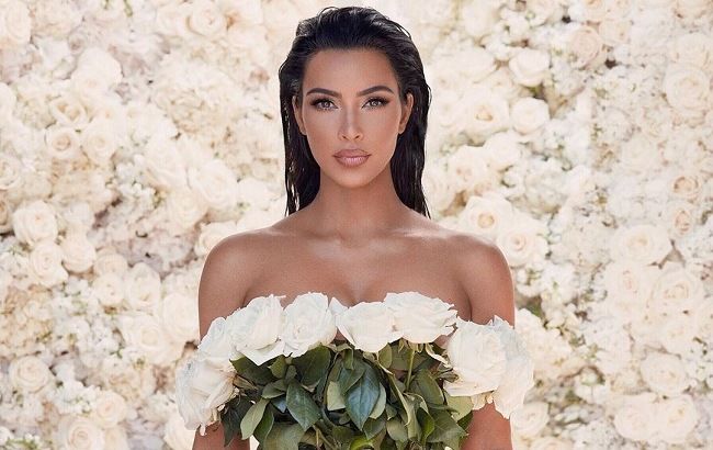 Словно жених и невеста: Ким Кардашьян вышла в свет в роскошном платье и под руку с мужем