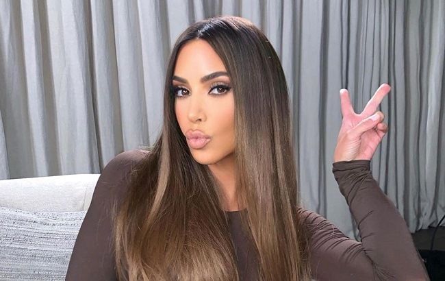 Кім Кардашьян в екстремально вузькій шкіряній спідниці підкреслила пишні форми - як у цьому ходити?