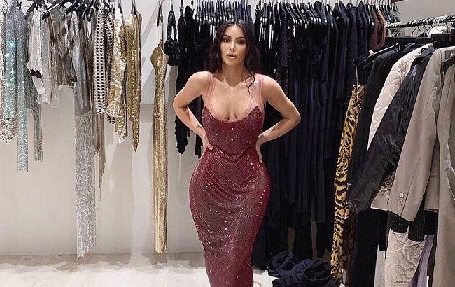 Стройная и соблазнительная: Ким Кардашьян демонстрирует точеную фигуру в пикантном платье