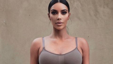 Гаряче! Кім Кардашян показала стрункі ноги і пишні форми в пікантному вбранні