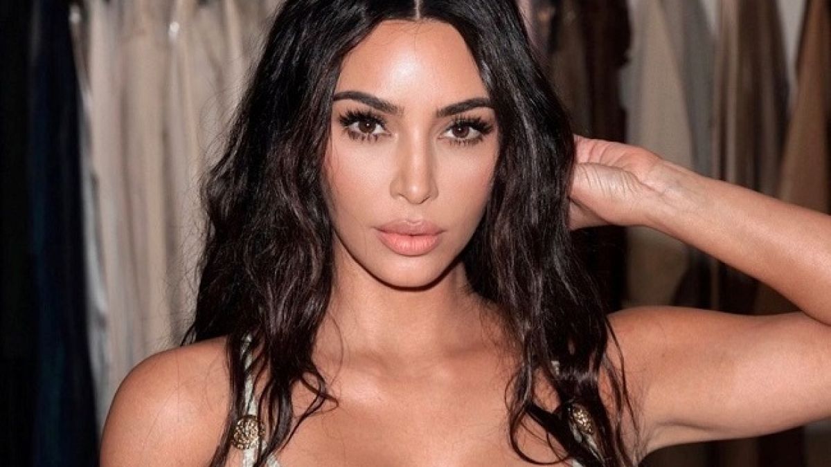 Бетті порножұлдыз Марина ванкерді аяды. Тапир әйелді трахает