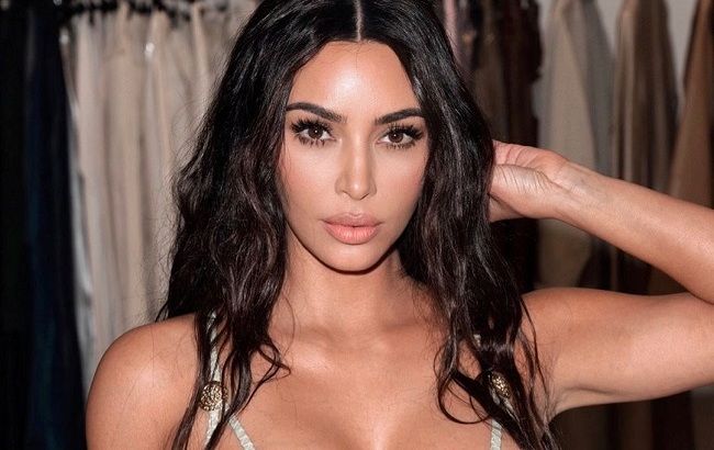 В білій сукні і діамантах: Кім Кардашян показала спокусливі форми в розкішному вбранні