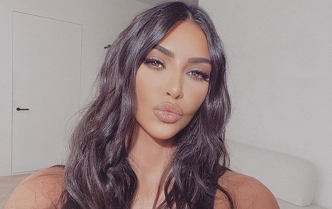 Максимально зваблива: Кім Кардашьян вчить, як підкреслити пишні форми і вигини "в потрібних місцях"