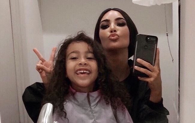 Мамині модниці: Кім Кардашьян демонструє пристрасть дочок до стильного вбрання
