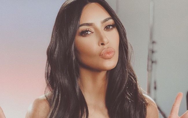 Спокуслива наїзниця: Кім Кардашьян позує в облягаючому комбінезоні верхи на коні