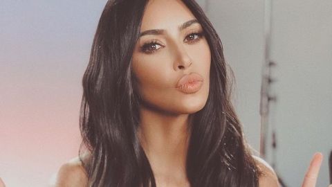 В кожаном костюме и облегающем боди: Ким Кардашьян демонстрирует пышные формы в стильном total look