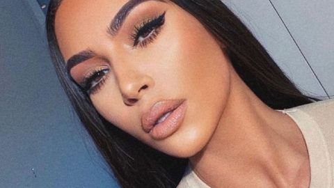 Брюки с хищным принтом и кроп-топ: Ким Кардашьян показала точеную фигуру в эффектном наряде