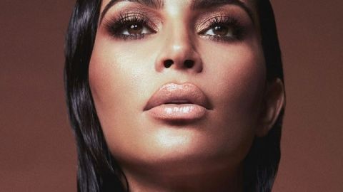 Она совершенна: Ким Кардашьян восхитила роскошным телом в соблазнительном платье