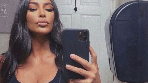 В роскошном пеньюаре с перьями: Ким Кардашьян блистает в соблазнительном образе со съемок