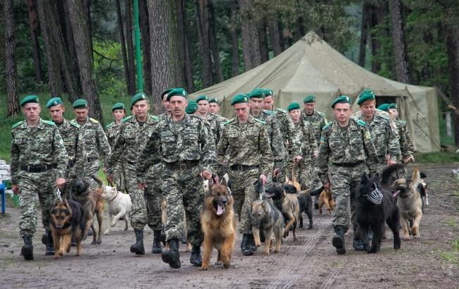 "Я - ніс і вуха свого господаря": на Львівщині собаки-прикордонники прийняли присягу