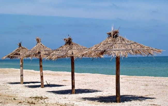 Отдых на море в сентябре: пляжи популярного украинского курорта пустеют
