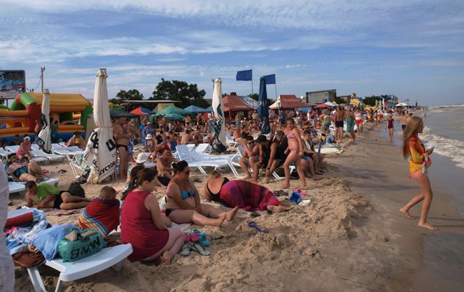 Курорт Кирилівка знову атакують медузи: у мережу потрапило відео