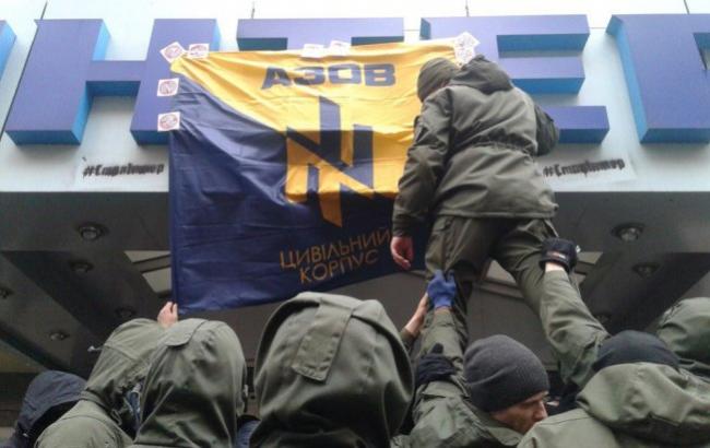 "Азов" заблокировал здание "Интера"