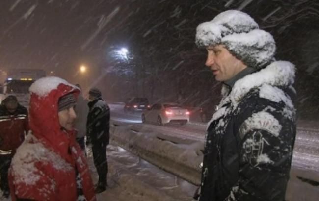 Кличко вночі перевіряв, як Київ розчищають від снігу