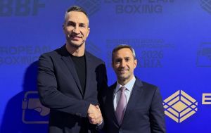 Несподівана поява: Кличко став особливим гостем чемпіонату Європи з боксу (відео)
