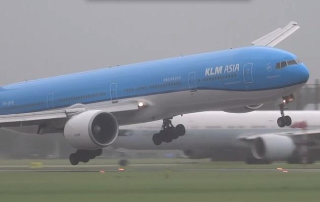 Ураганный ветер едва не перевернул самолет при посадке (видео)