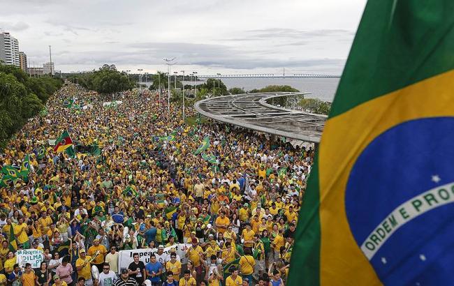 Бразильцы снова вышли на улицы в знак протеста против смены власти