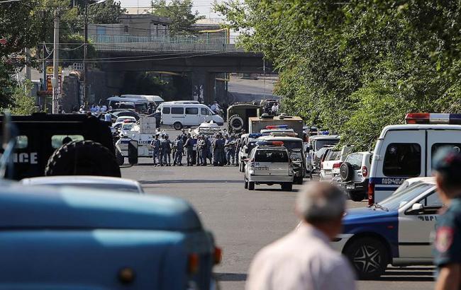 У захопленому відділенні поліції в Єревані відкрили стрілянину