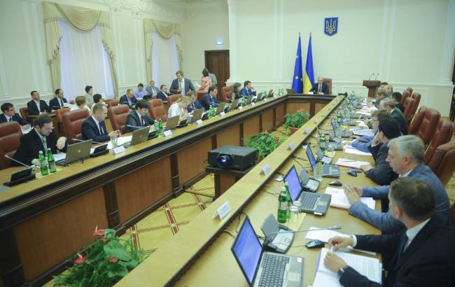 Кабмин предлагает отменить лицензирование экспорта и импорта алкоголя и табачных изделий